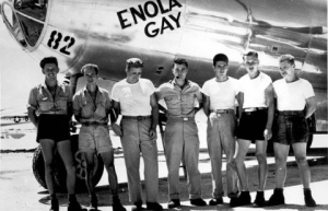 機長保羅•蒂貝茨（中）與艾諾拉•蓋伊號機組人員。